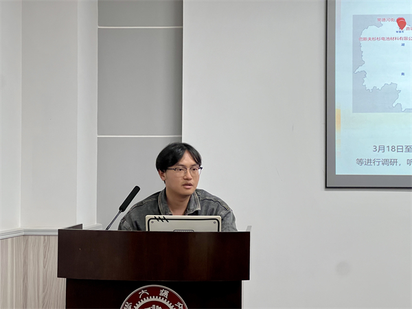 1714396238986936.jpg 圖3 鄧暢做黨課分享.jpg