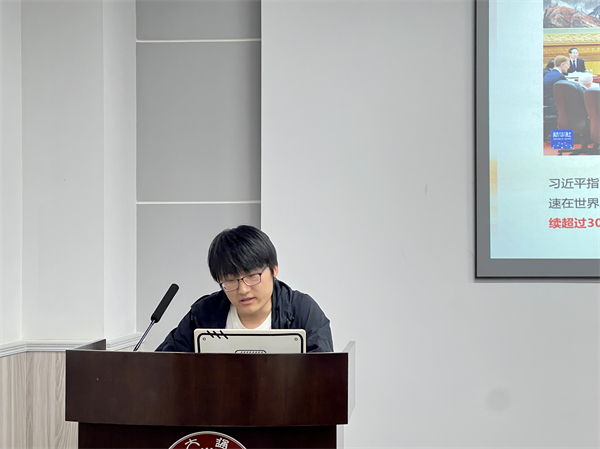 1714396246388322.jpg 圖4 周鵬做黨課分享.jpg