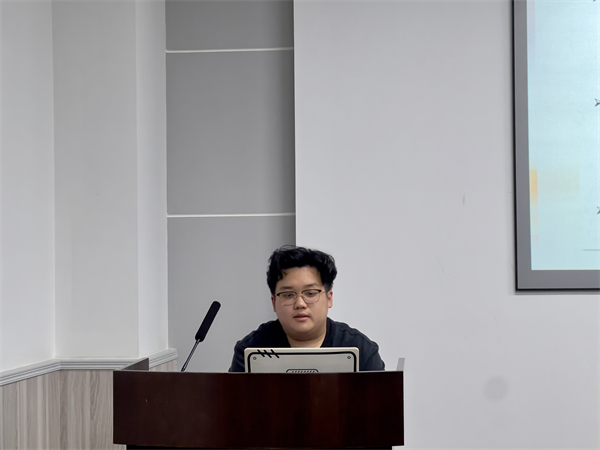 1714396257444602.jpg 圖5 郁中昊做黨課分享.jpg