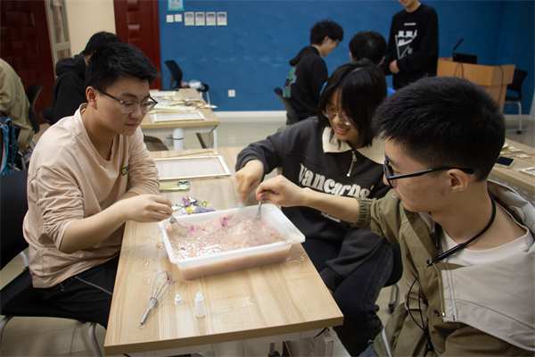 圖4 攪拌紙漿.jpg