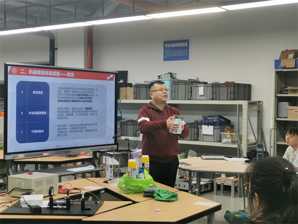 1714992862244690.jpg 圖1 劉振峰講解活動(dòng)內(nèi)容.jpg