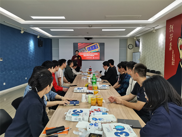 圖三 同學(xué)交流.jpg