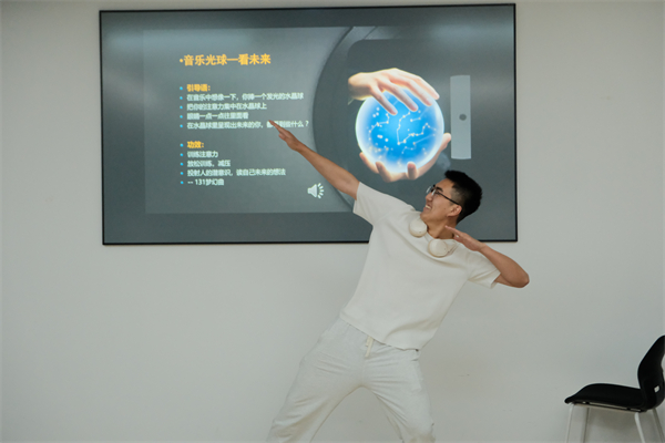 圖5 同學(xué)與未來(lái)合影留念1.jpg