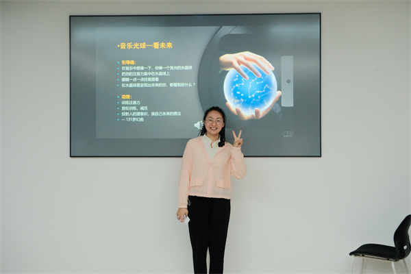 圖6 同學(xué)與未來(lái)合影留念2.jpg