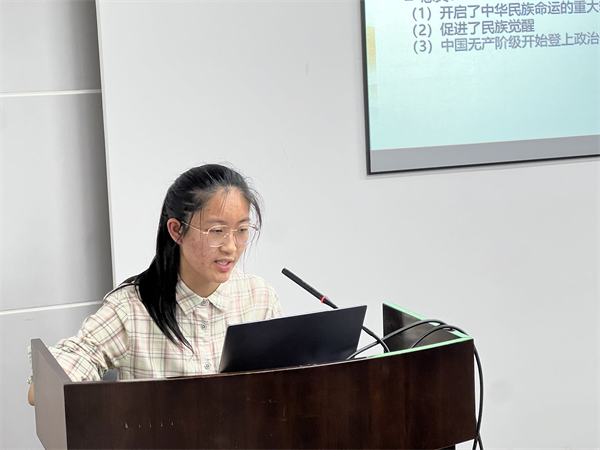 1716807666350714.jpg 圖5 劉珺瑞做黨課分享.jpg