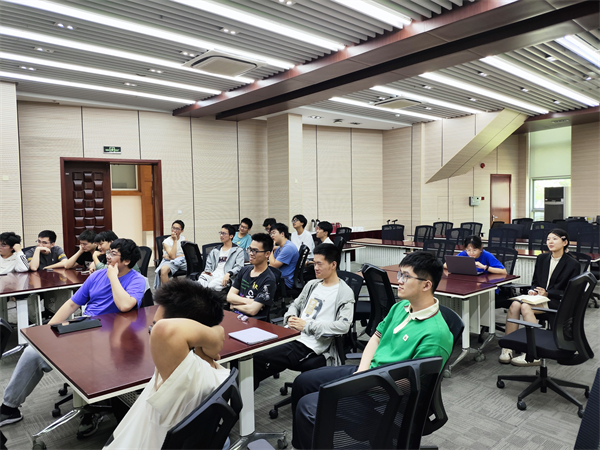 圖3 觀看大學(xué)生活小短片.jpg