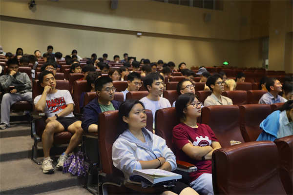 圖3 臺(tái)下觀眾.jpg