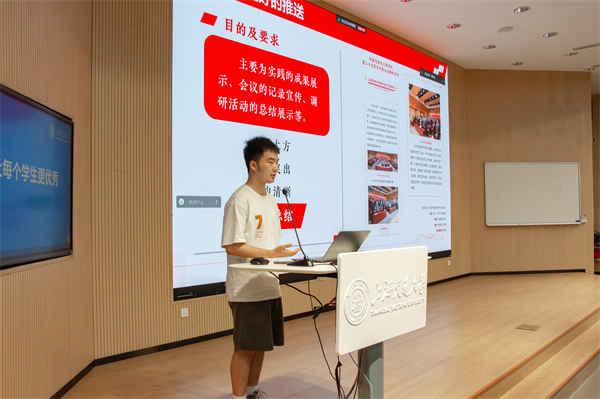 圖4 胡家偉進(jìn)行推送制作培訓(xùn).jpg