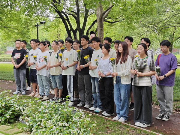 圖7 支部黨員緬懷先烈.jpg