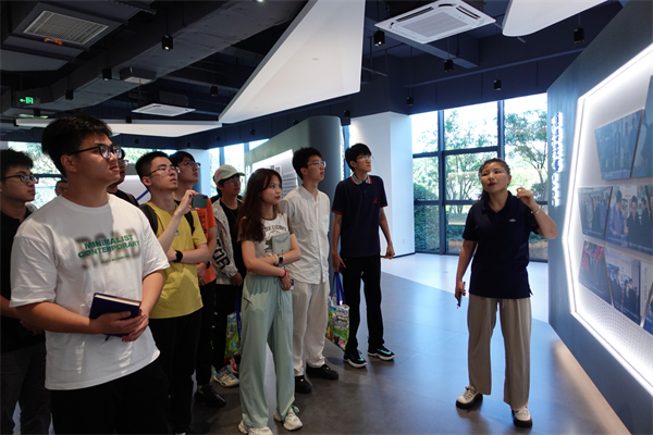 圖7 杭叉參觀活動(dòng)現(xiàn)場圖.jpg