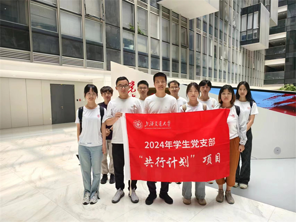 圖1+同學(xué)們?cè)诤教煲辉汉嫌?jpg