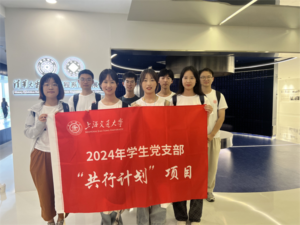 圖2 機(jī)器人所同學(xué)認(rèn)真參觀展廳.jpg