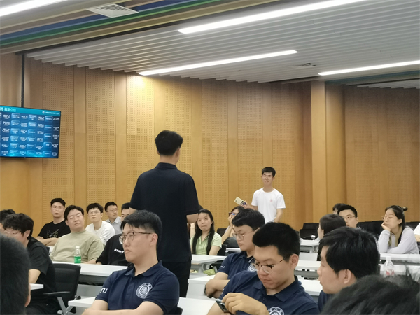 圖3 黨員同志積極交流.jpg