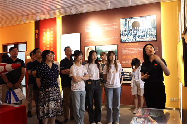 圖4 黨員同志認(rèn)真參觀展廳.jpg