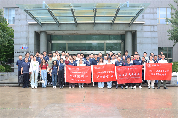 圖7 同學(xué)們?cè)谥袊?guó)航天科工四院合影.jpg
