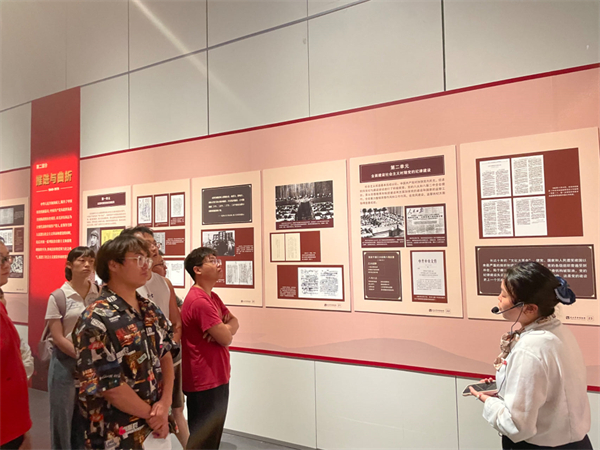 1722663141892986.jpg 圖一+支部成員參觀展廳.jpg