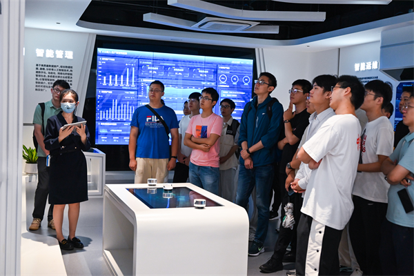 1722664802428725.jpg 圖2-支部成員參觀上海機輪廠企業(yè)文化中心.jpg