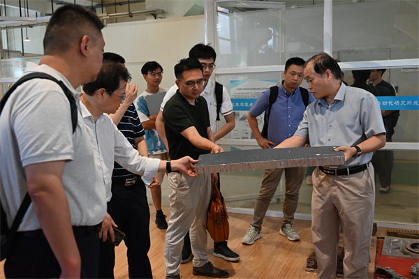 1723898813736700.jpg 圖8-陳明展示制造所特種材料加工技術(shù).jpg