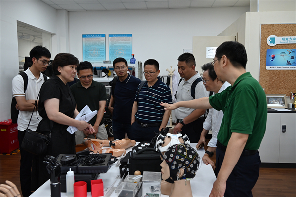 1723898857924408.jpg 圖11-欒楠展示智能假肢.jpg