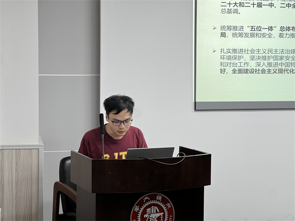 圖2 謝浩做黨課分享.jpg