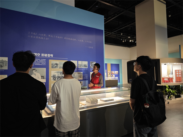 1728563618803084.jpg 圖2+支部黨員聆聽講解員介紹.jpg