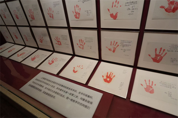 圖11 抗戰(zhàn)老兵手印藝術(shù).jpg