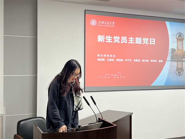 圖2 陳依諾主持黨日分享.jpg