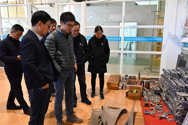 1733318353159577.jpg 圖12-與會人員參觀制造所技術(shù)成果展示中心.jpg