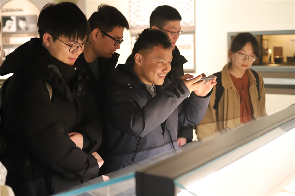 圖2 參觀校史館.jpg