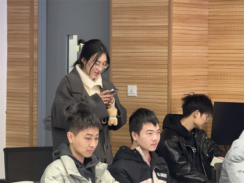 圖5 考察人陳依諾發(fā)言.jpg