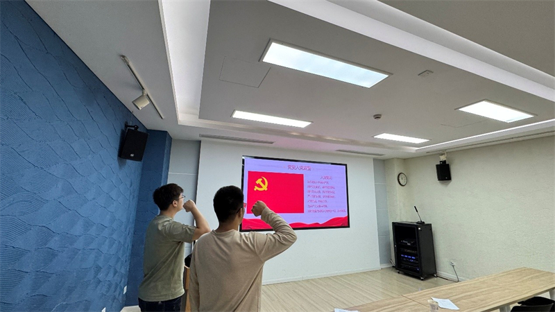 圖4 預(yù)備黨員進(jìn)行入黨宣誓.jpg