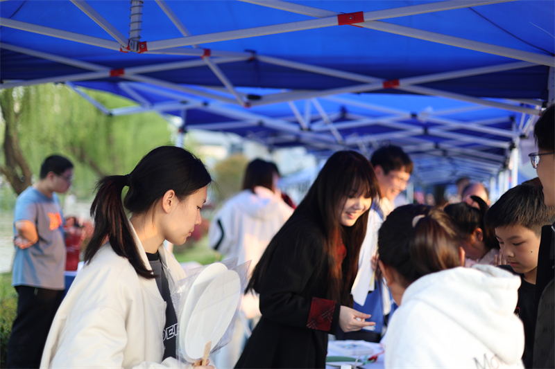 圖五 參與者和秘書處成員進(jìn)行互動(dòng)問答.jpg