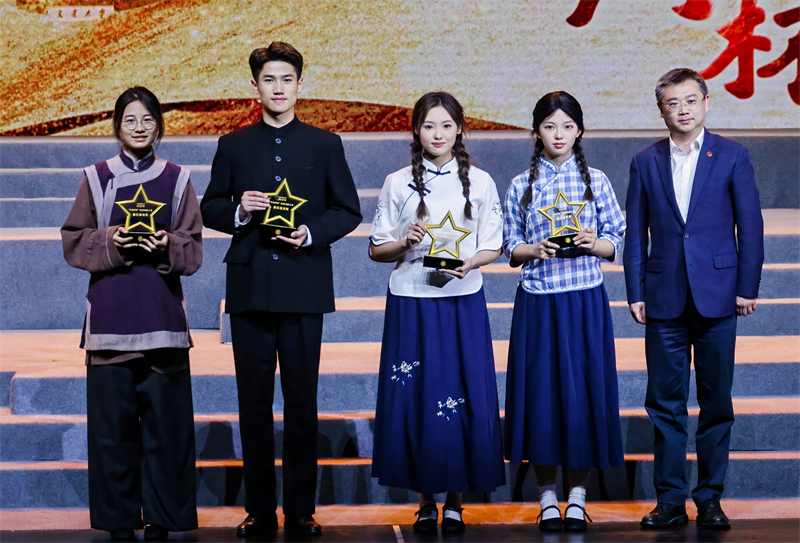 圖4 胡正峰同學(xué)獲最佳演員獎.jpg