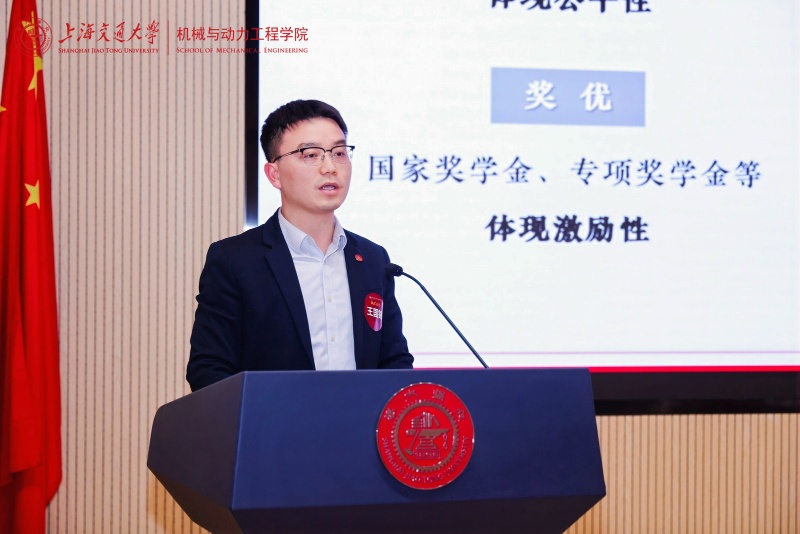 圖四 王國鋒老師作報告_resized.jpg