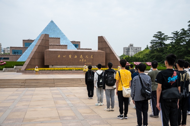 圖3 肅立獻(xiàn)花 _resized.jpg