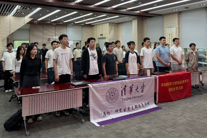 圖2 全體奏唱國(guó)歌_resized.jpg