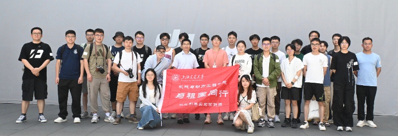 1751627809826651.jpg 實(shí)踐團(tuán)師生與校友董勇在大疆合影留念_resized.jpg