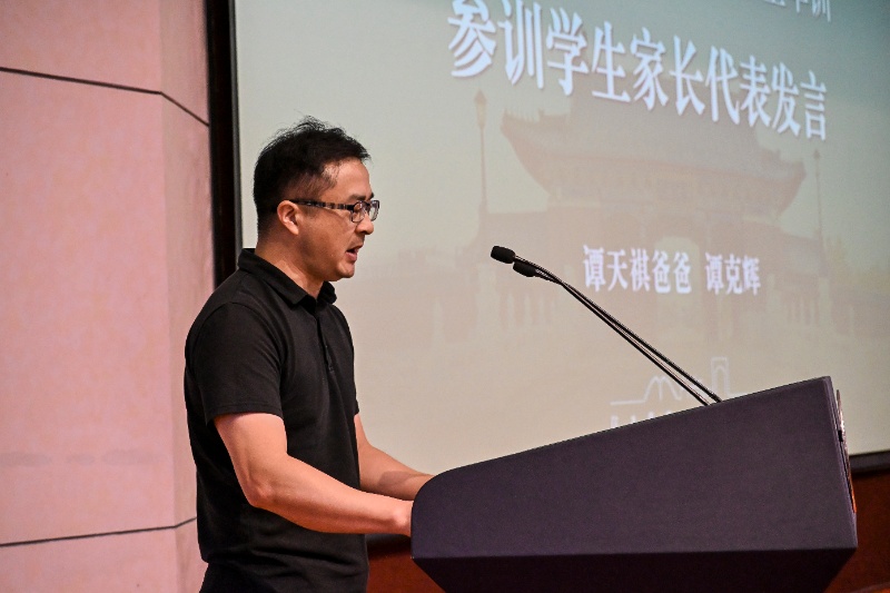 圖5 家長代表發(fā)言_resized.jpg