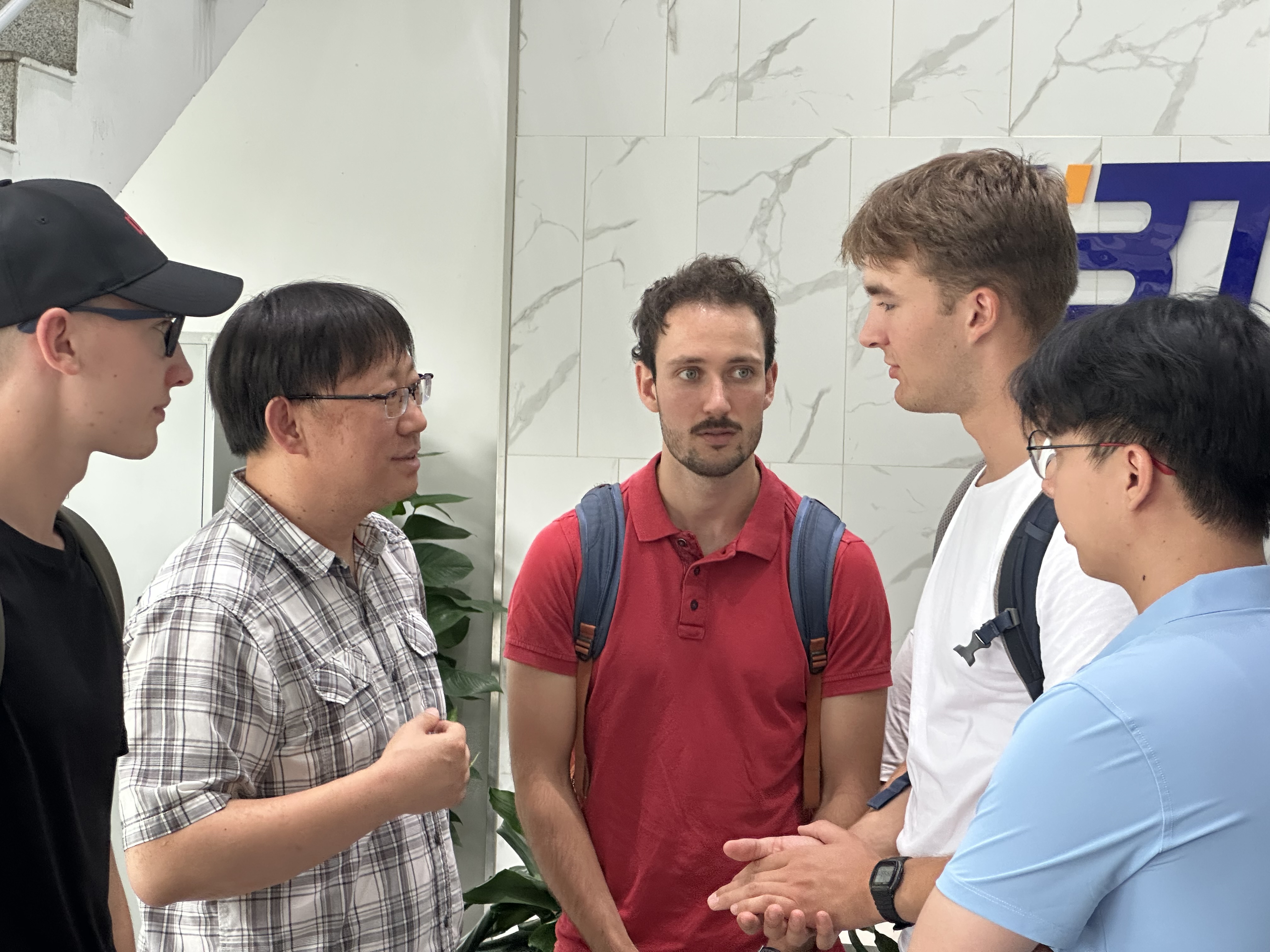 圖2 同學(xué)們與企業(yè)專家展開(kāi)交流討論.jpeg