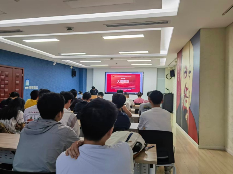 1760229955869717.jpg 圖3:與會成員共同觀看學(xué)習(xí)視頻_resized.jpg