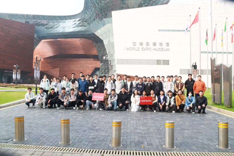 圖片1：工科平臺2501與2502師生在世博會博物館前集體合影_resized.jpg