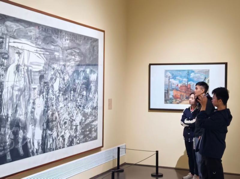 圖片3：中華藝術(shù)宮紅色主題油畫前同學(xué)駐足感悟畫面_resized.jpg
