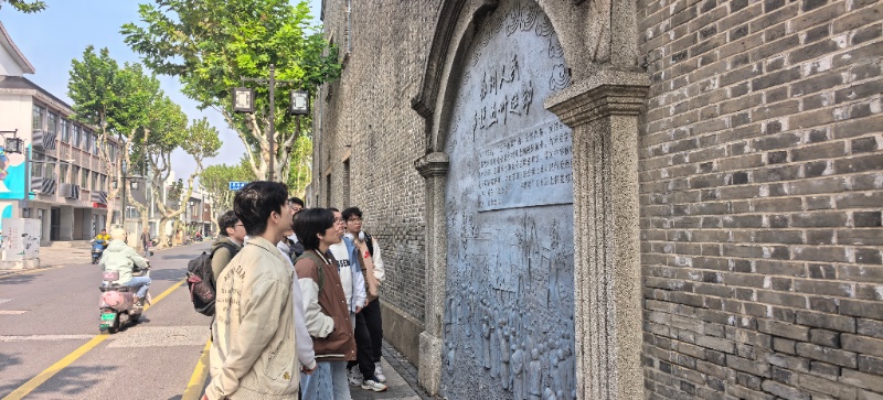 圖3 同學(xué)們?cè)谖遑β否v足_resized.jpg