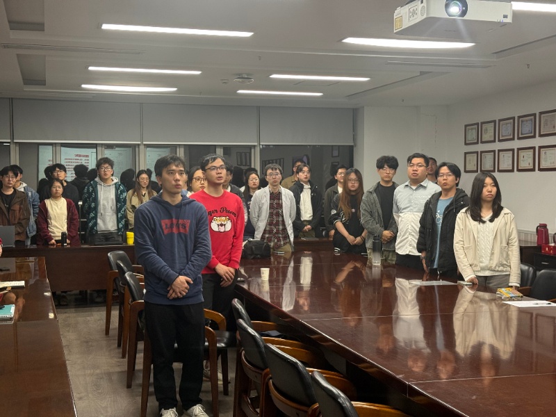 圖1 全體奏唱國(guó)歌_resized.jpg