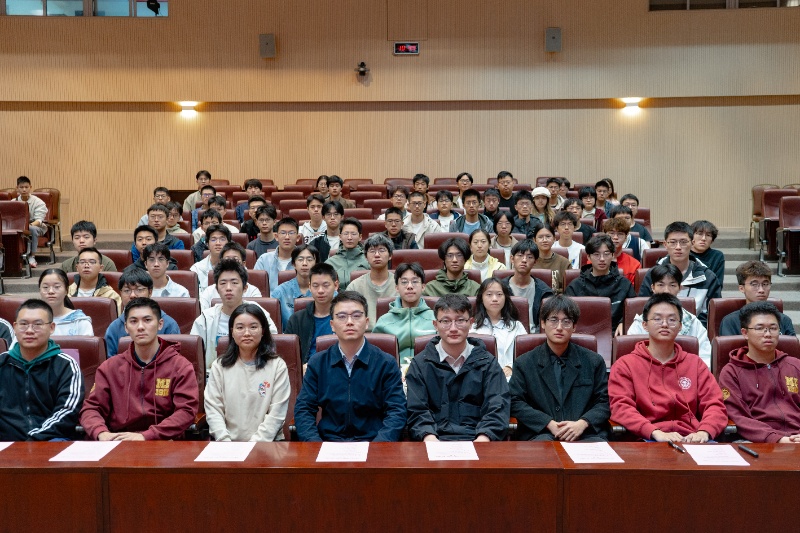 1763386121585931.jpg 圖1 2025礪遠(yuǎn)·新生啟航營開營儀式合照_resized.jpg