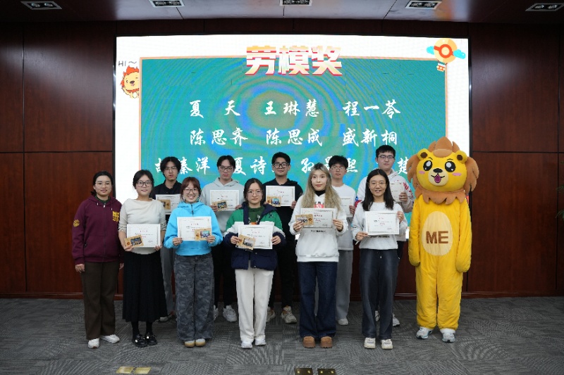 圖7 頒發(fā)獎(jiǎng)項(xiàng)_resized.JPG