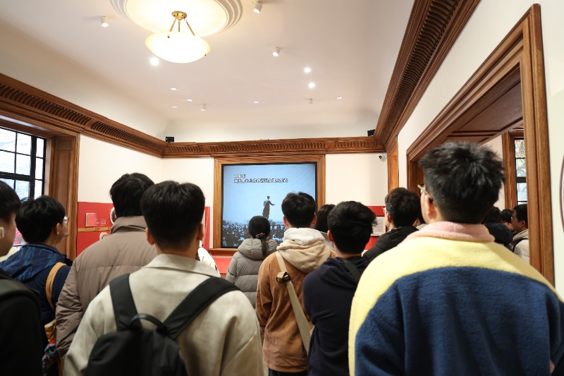 圖1 黨員們參觀百代小樓_resized.JPG