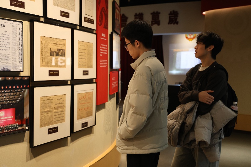 圖3 黨員們參觀國歌紀(jì)念館_resized.JPG