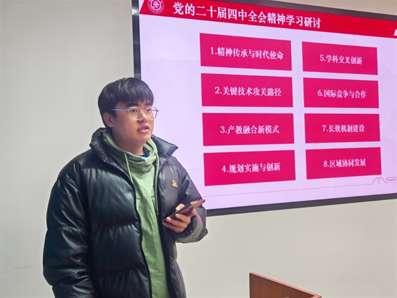 圖6 小組代表上臺(tái)發(fā)言-2_resized.jpg